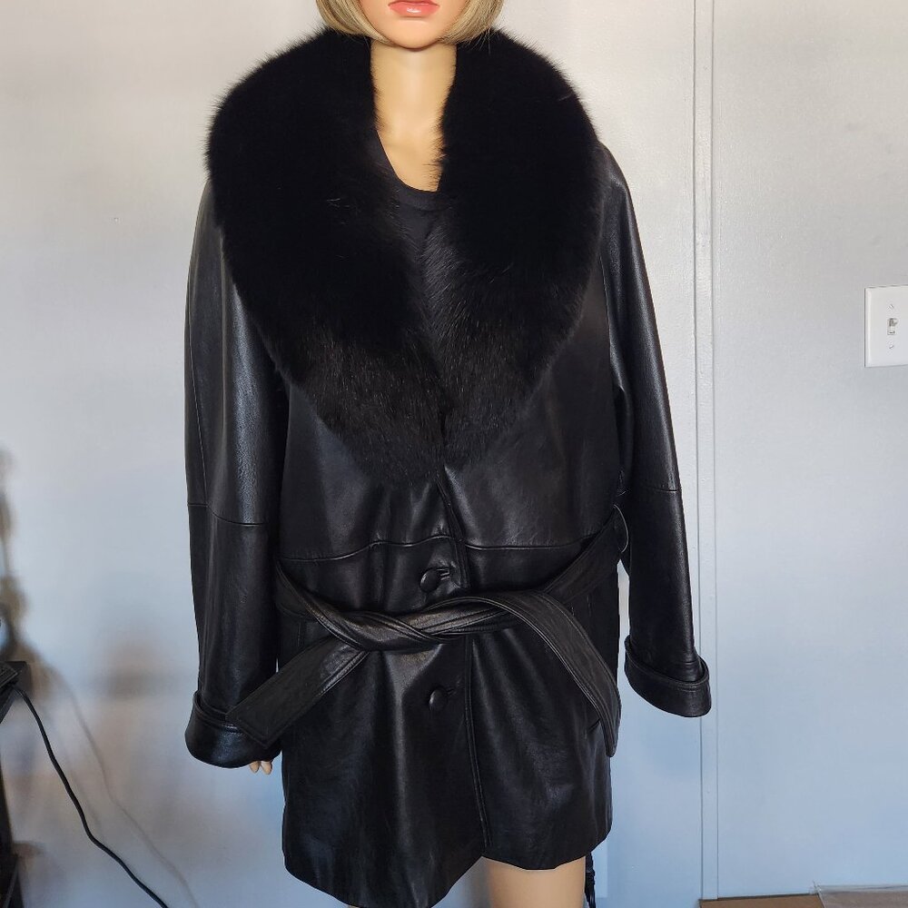 Luxurious Black Leather Jacket with Fur Collar